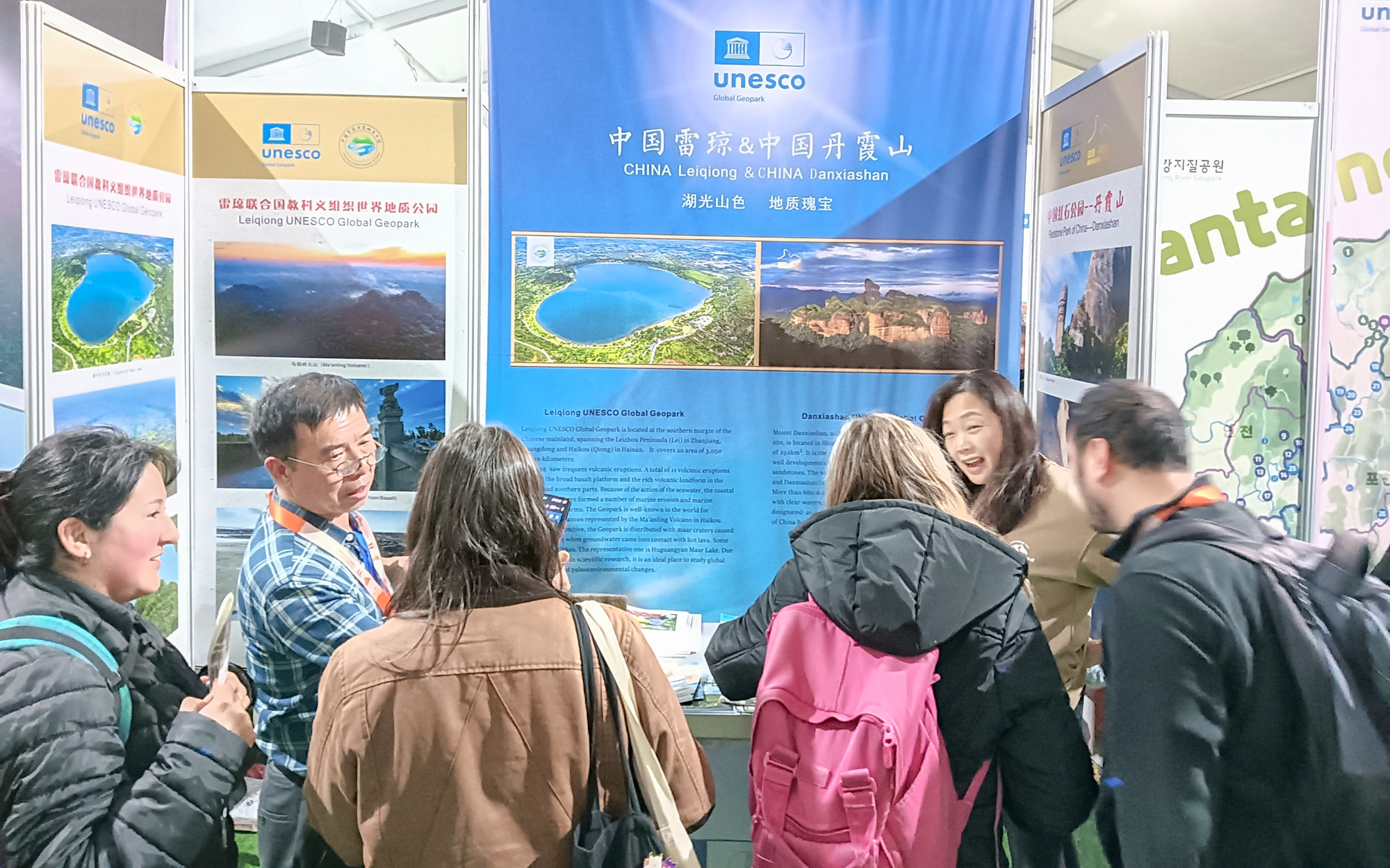8.3雷琼与丹霞山联合展台被围观.jpg