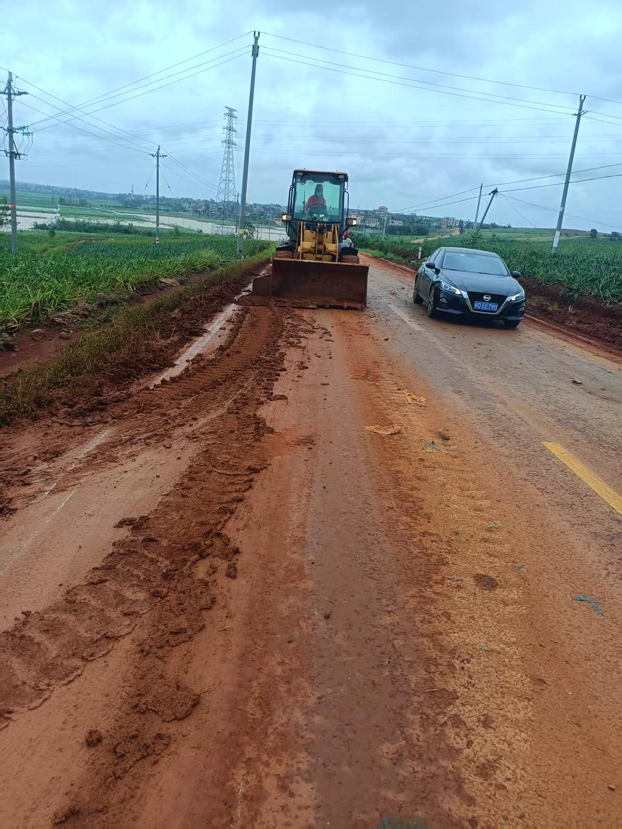 养护工人开着铲车清理清理路肩淤泥.jpg