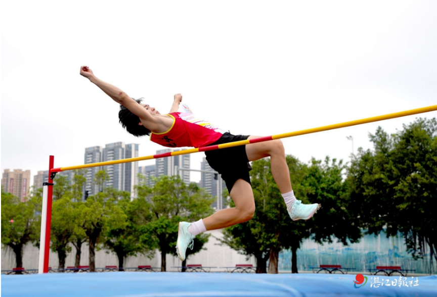 2025年湛江市中小学生田径运动会开幕417名学子竞逐赛场展青春风采