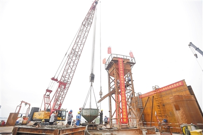 10月24日，湛江环城高速南三岛大桥主桥主墩20号桩顺利灌筑并完美收官。.jpg