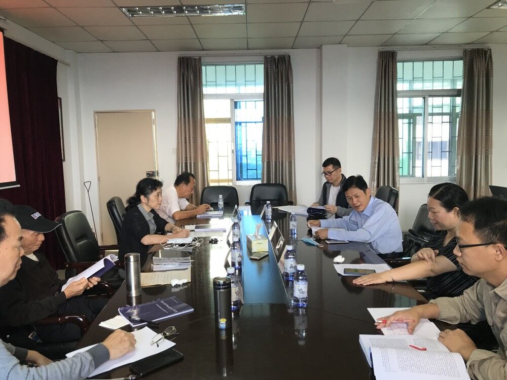 市委党史研究室副主任李振龙（右三）介绍志稿编纂情况.jpg