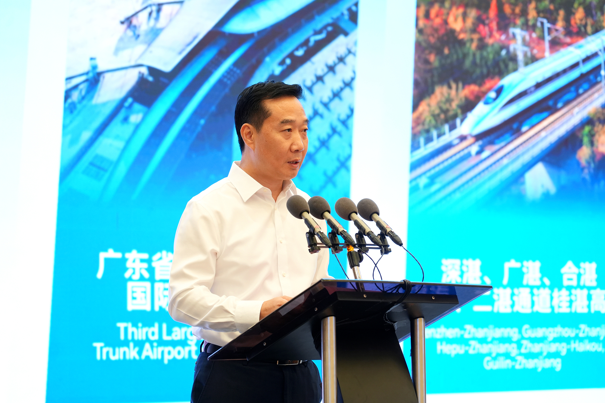 1、湛江经开区党工委副书记、管委会主任杨杰东作招商推介.jpg