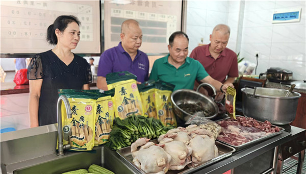 爱心人士为长者食堂送来了丰富的食材。 湛江日报记者李忠 通讯员戚文 摄.jpg