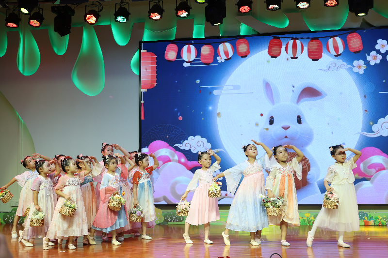 广东省育才幼儿院二院孩子们表演舞蹈《月儿圆圆照故乡》(来源:广东省育才幼儿院二院).JPG