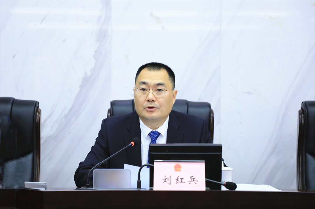 刘红兵向新任命的市人大常委会副秘书长和市政府组成部门负责人颁发了