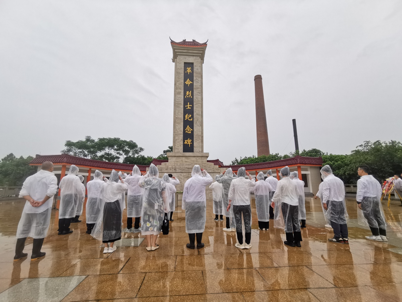 9月30日是我国第九个烈士纪念日,市退役军人事务局在狮子岭烈士陵园