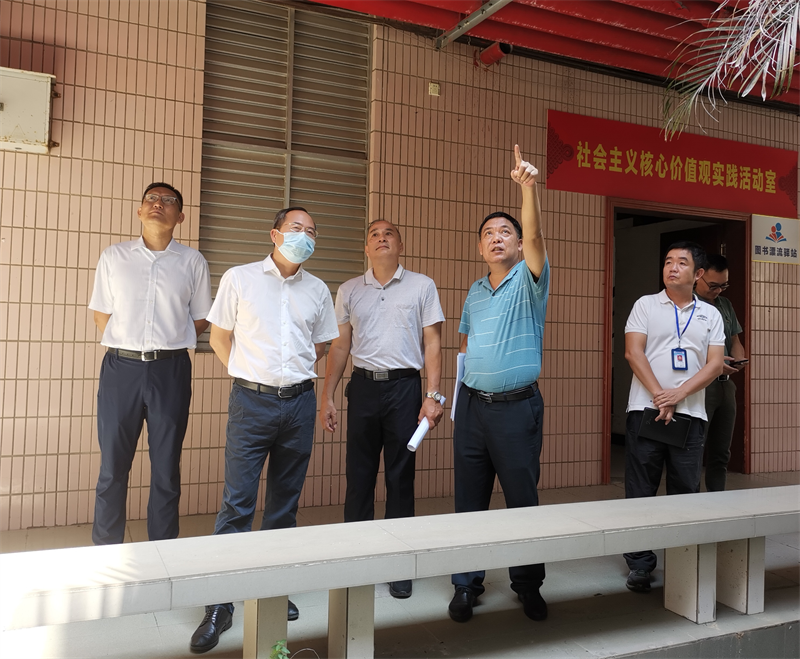 谢伍带队深入市图书馆,市海滨游泳场,市少年儿童图书馆开展工作调研