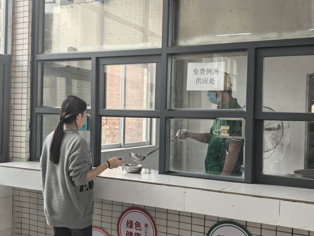 附城中学为孩子提供免费例汤。