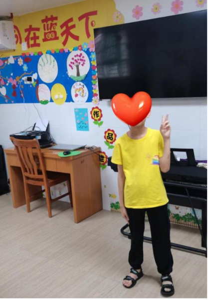 图:安装上"合身"的大腿假肢,潮阳区福利院儿童小伟实现了从无法站立到